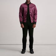 Close-Up Detail of Varsity &amp; Button Hardware on Xander عنابي Varsity جاكيت جلد رجالي