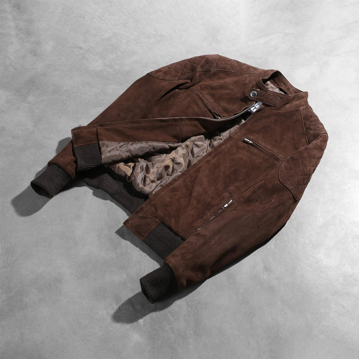 
مظهر الارتداء على موديل لـ  Zenna Mocha Suede Bomber Jacket على عارض أزياء - انسيابية طبيعية في ضوء النهار